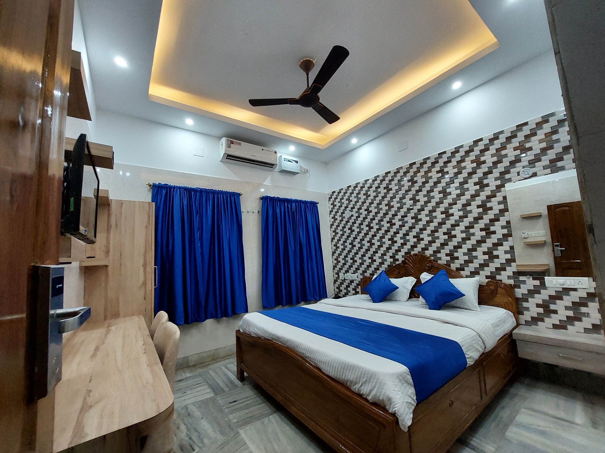 Air-conditioned guest room at Shrirathna Guest House Kollur